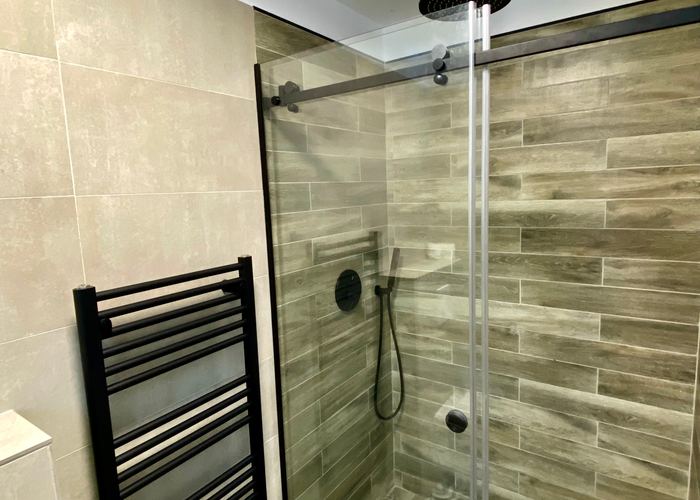 Cosmetice și prosoape incluse baie Cloos Residence