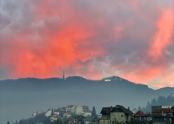 Vedere panoramică spre Masivul Tâmpa din Cloos Residence